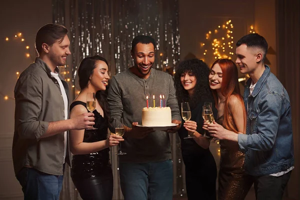 Gelukkige Vrienden Met Lekkere Taart Glazen Mousserende Wijn Vieren Verjaardag — Stockfoto