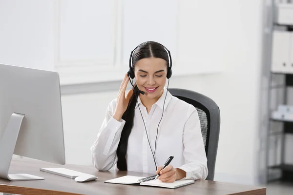Hotline Betreiber Mit Headset Und Notebook Büro — Stockfoto