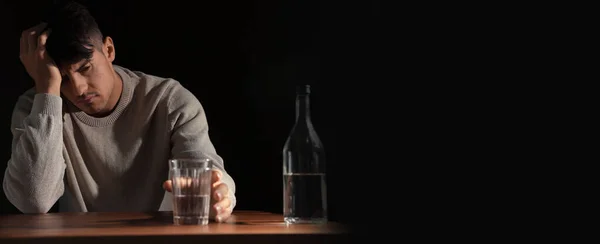Lijden Aan Een Kater Man Met Alcoholische Drank Aan Tafel — Stockfoto