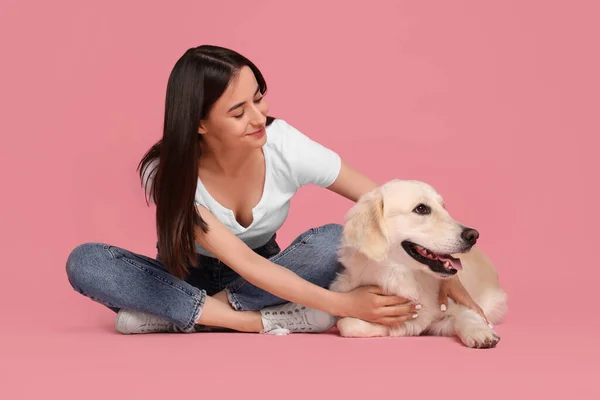 Mulher Feliz Com Cão Bonito Labrador Retriever Fundo Rosa Adorável — Fotografia de Stock