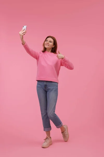 Όμορφη Γυναίκα Που Παίρνει Selfie Ροζ Φόντο — Φωτογραφία Αρχείου