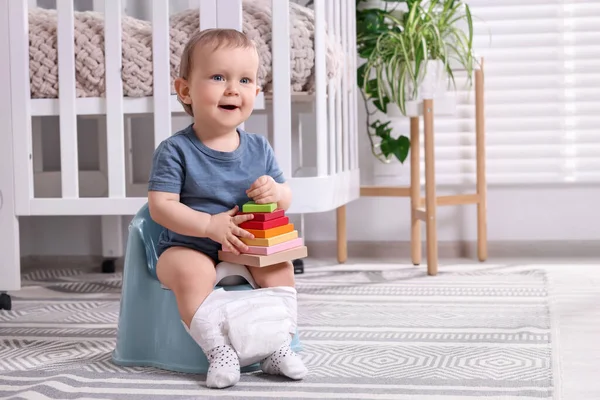 小さな子供のおもちゃのプラスチック製の赤ちゃんのポテトの上に屋内に座っている テキストのスペース — ストック写真