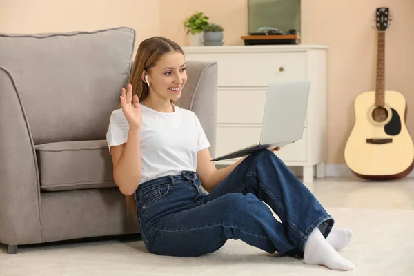 Genç Kız Odada Görüntülü Sohbet Için Laptop Kullanıyor — Stok fotoğraf