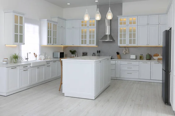 モダンな家具や様々な家電付きのスタイリッシュなキッチン インテリアデザイン — ストック写真
