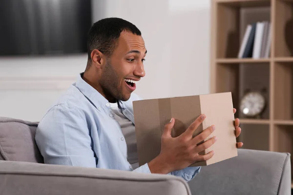 Emotionaler Junger Mann Mit Paket Hause Internet Einkauf — Stockfoto