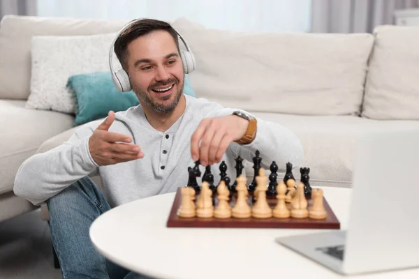 Učitel Poblíž Šachovnice Dirigování Online Lekce Doma Čas Hobby — Stock fotografie