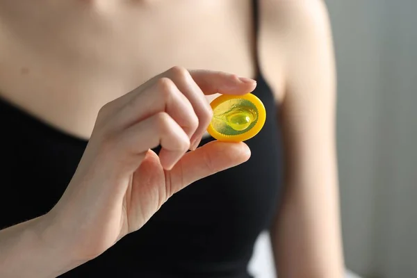 Mulher Segurando Preservativo Desempacotado Fundo Claro Close Sexo Seguro — Fotografia de Stock