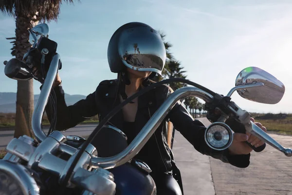 Vrouw Helm Rijden Motorfiets Zonnige Dag — Stockfoto