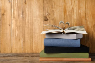 Ahşap masadaki ciltli kitap yığını, metin için boşluk