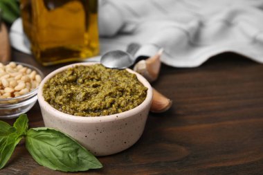 Lezzetli pesto sosu ve ahşap masadaki malzemeler, yakın plan. Metin için boşluk