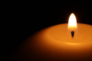 Siyah arkaplanda yanan mum, yakın plan