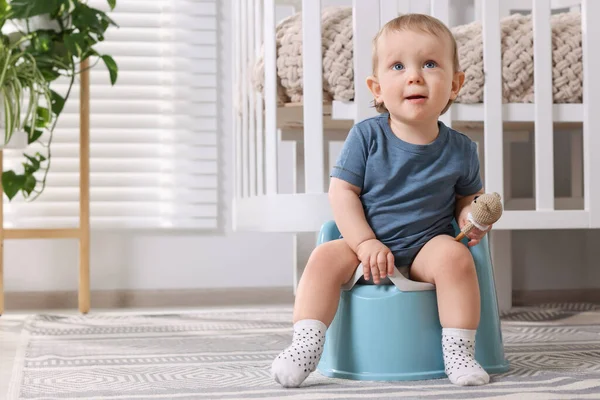 Küçük Çocuk Içeride Plastik Bebek Tuvaletinde Oturuyor Metin Için Boşluk — Stok fotoğraf