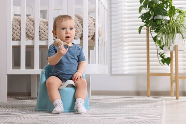 小さな子供のプラスチック製の赤ん坊のポテトの上に屋内に座っている テキストのスペース — ストック写真