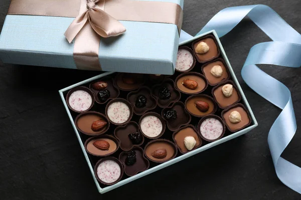 맛있는 초콜릿 사탕을 상자와 파란색 — 스톡 사진