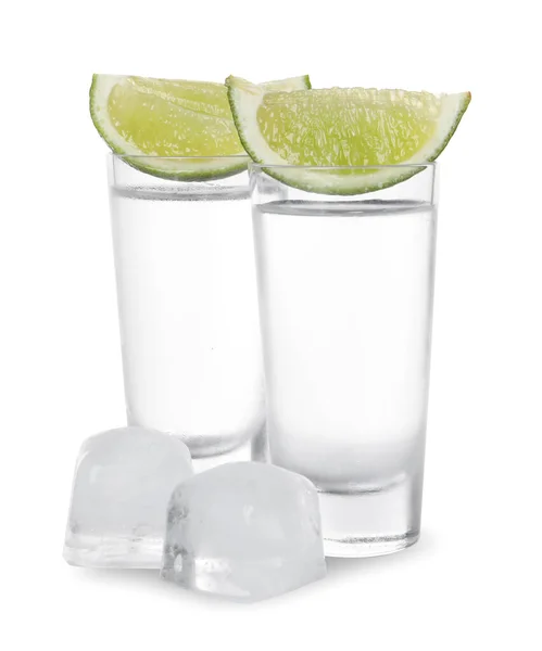 Egy Pohár Vodka Lime Szeletekkel Jéggel Fehér Alapon — Stock Fotó