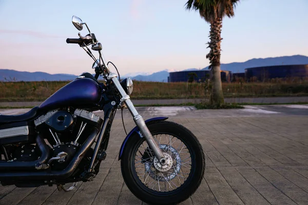 Moderní Černá Motocykl Zaparkovaný Blízkosti Silnice Venku — Stock fotografie