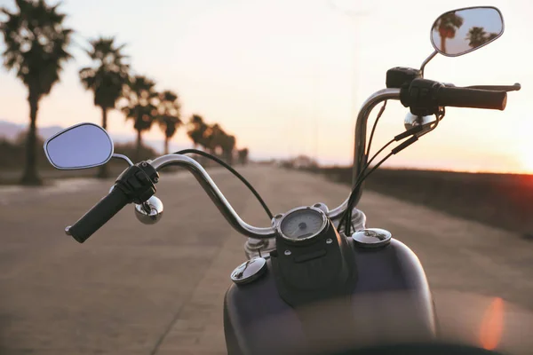 Nowoczesny Czarny Motocykl Drodze Zachodzie Słońca — Zdjęcie stockowe