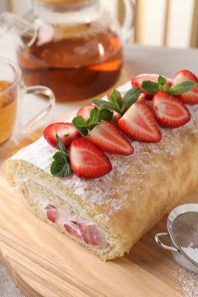 Delicious Cake Roll Strawberries Cream Wooden Board Closeup — Stock Photo, Image