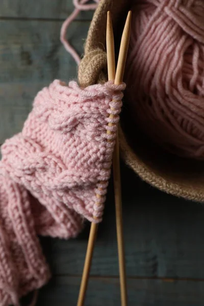 Puha Rózsaszín Gyapjúfonal Kötő Kötőtű Asztalra Felülnézetből — Stock Fotó