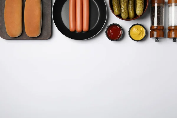 Różne Smaczne Składniki Hot Doga Białym Stole Płaskie Leżaki Miejsce — Zdjęcie stockowe