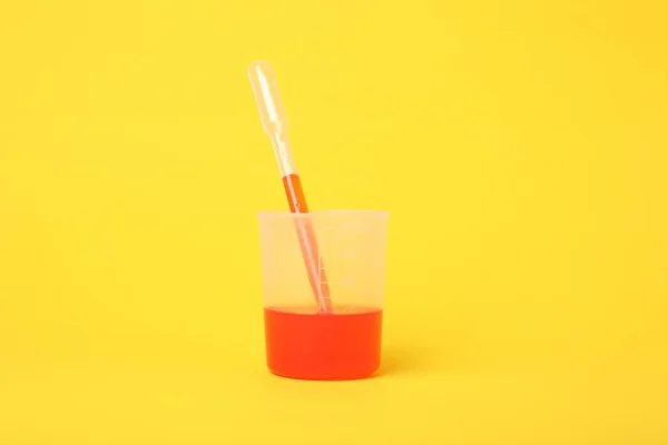 Beaker Com Líquido Haste Agitação Fundo Amarelo Brinquedo Experiência Química — Fotografia de Stock
