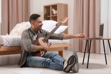 Evde gitar çalan bir müzik öğretmeni var. Hobi zamanı.