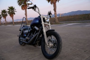 Yolun yakınına park edilmiş modern siyah motosiklet.