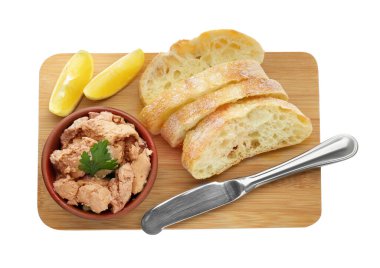 Lezzetli morina ciğeri, ekmek ve limon dilimleri beyaz arka planda, üst manzara