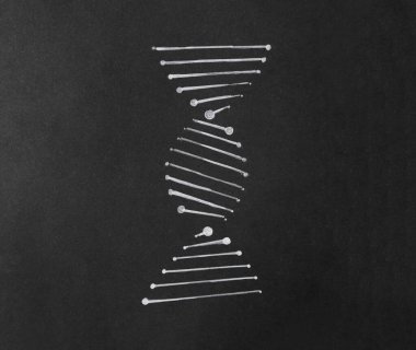 Siyah kağıt üzerinde DNA moleküler zincirinin çizimi, üst görünüm