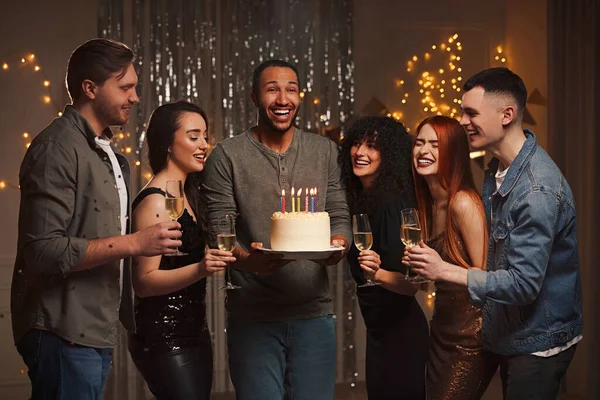 Gelukkige Vrienden Met Lekkere Taart Glazen Mousserende Wijn Vieren Verjaardag — Stockfoto