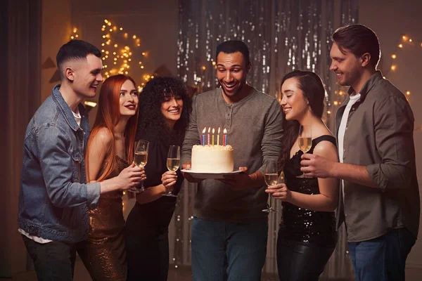 Amigos Felices Con Sabroso Pastel Copas Vino Espumoso Celebrando Cumpleaños — Foto de Stock