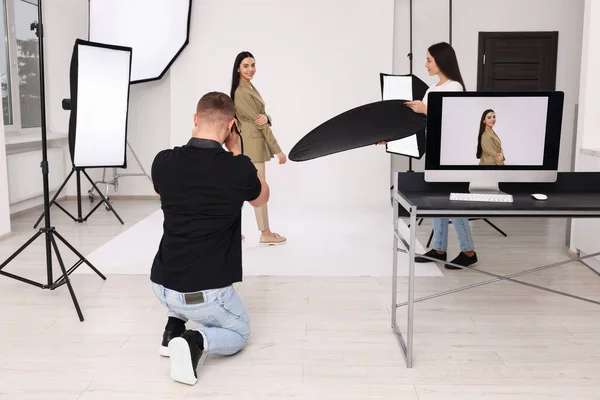 Professional Photographer Assistant Working Beautiful Model Modern Photo Studio — Foto de Stock