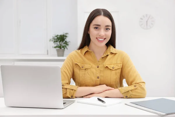 Jonge Vrouwelijke Stagiaire Werkt Met Laptop Aan Tafel Kantoor — Stockfoto