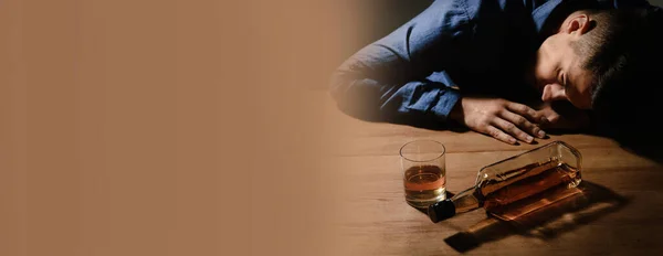 Leiden Unter Kater Mann Mit Alkoholischem Getränk Auf Dem Tisch — Stockfoto