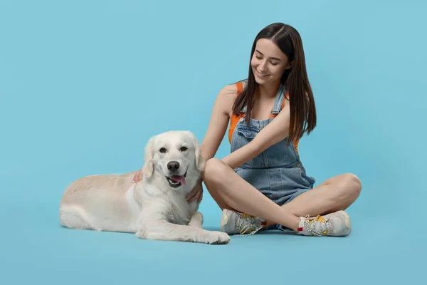 Mulher Feliz Com Cão Bonito Labrador Retriever Fundo Azul Claro — Fotografia de Stock