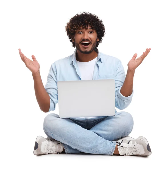 Verrast Man Met Laptop Witte Achtergrond — Stockfoto