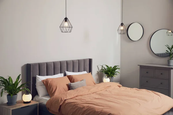Şık Bir Yatak Odası Rahat Bir Yatak Odası Yeşil Bitkiler — Stok fotoğraf