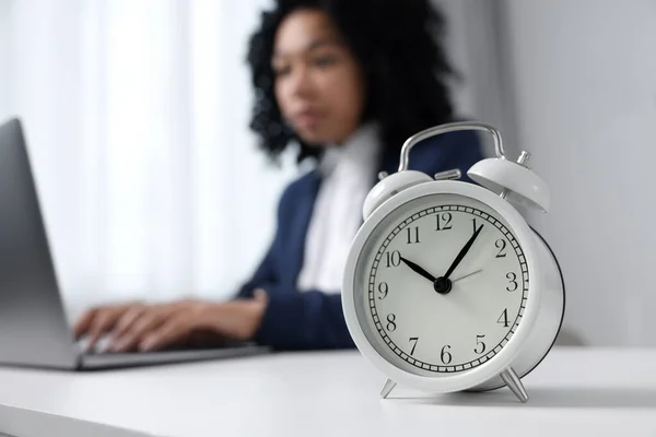 Fecha Límite Estresante Reloj Despertador Cerca Mujer Que Trabaja Escritorio —  Fotos de Stock
