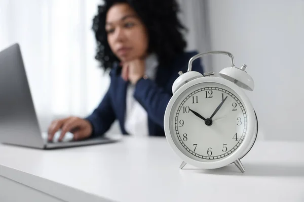 Fecha Límite Estresante Reloj Despertador Cerca Mujer Que Trabaja Escritorio — Foto de Stock
