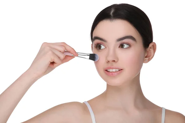 Chica Adolescente Con Cepillo Maquillaje Sobre Fondo Blanco —  Fotos de Stock