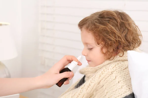 Mutter Verwendet Nasenspray Zur Behandlung Ihres Kleinen Sohnes Geschlossenen Räumen — Stockfoto
