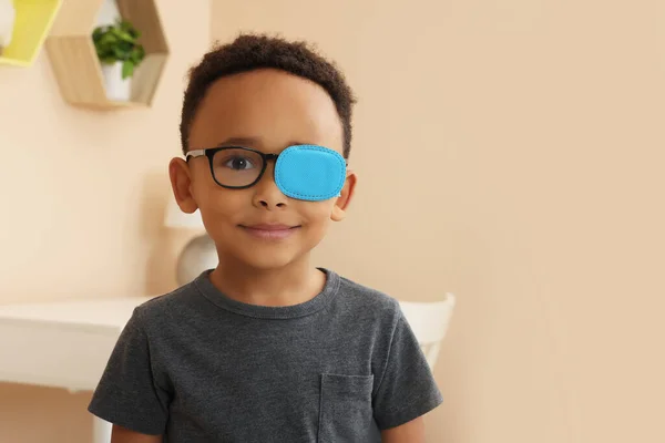 Afro Amerikaanse Jongen Met Ooglapje Bril Kamer Ruimte Voor Tekst — Stockfoto