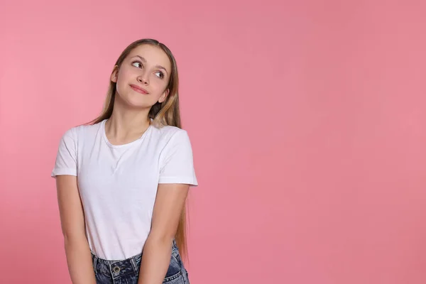 Porträt Der Schönen Teenager Mädchen Auf Rosa Hintergrund Raum Für — Stockfoto