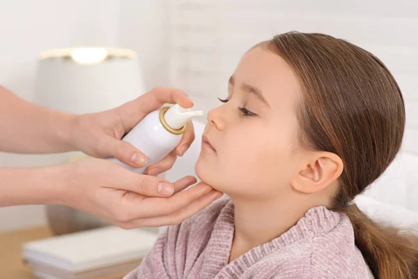 Madre Che Usa Spray Nasale Curare Sua Figlioletta Casa Primo — Foto Stock