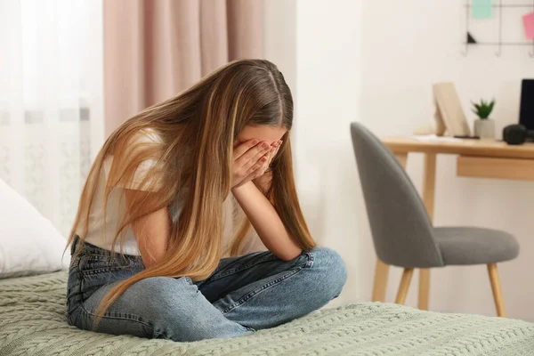 Nešťastná Dospívající Dívka Zakrývající Tvář Rukama Posteli Doma — Stock fotografie