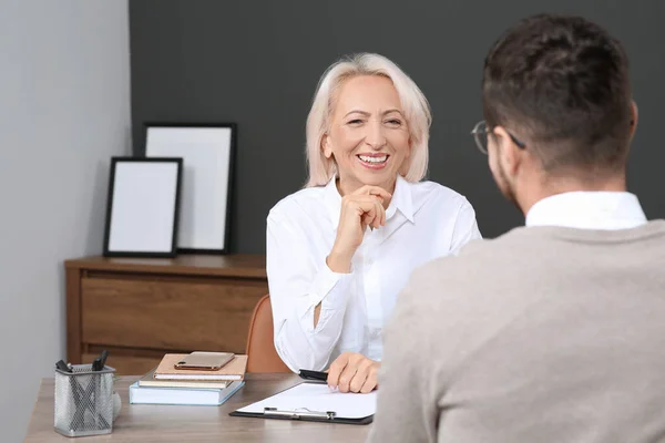 Mujer Feliz Teniendo Conversación Con Hombre Mesa Madera Oficina Gerente — Foto de Stock