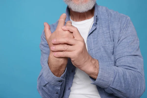 Homem Idoso Sofrendo Dor Mão Azul Claro Close Sintomas Artrite — Fotografia de Stock