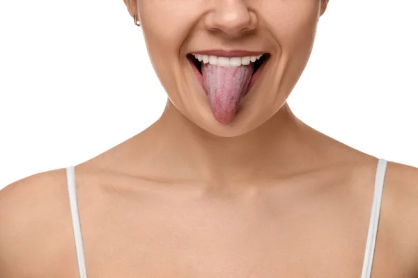 幸せな若い女性は白い背景に彼女の舌を示す クローズアップ — ストック写真