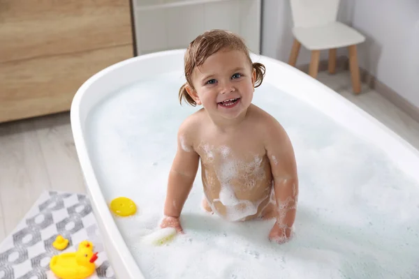 Evde Köpüklü Banyo Yapan Mutlu Küçük Kız — Stok fotoğraf
