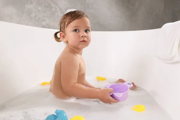 Aranyos Kislány Vesz Buborék Fürdő Játékok Beltéri — Stock Fotó